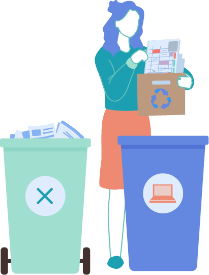 Eine Person steht mit einer gefüllten Kisten im Arm vor zwei Mülltonnen